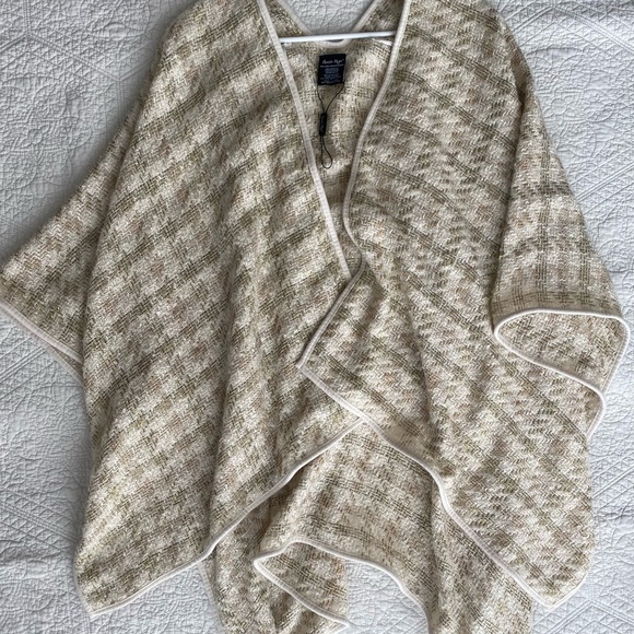 Charlie Paige cream and metallic gold open front shawl/wrap/shrug - Picture 2 of 6